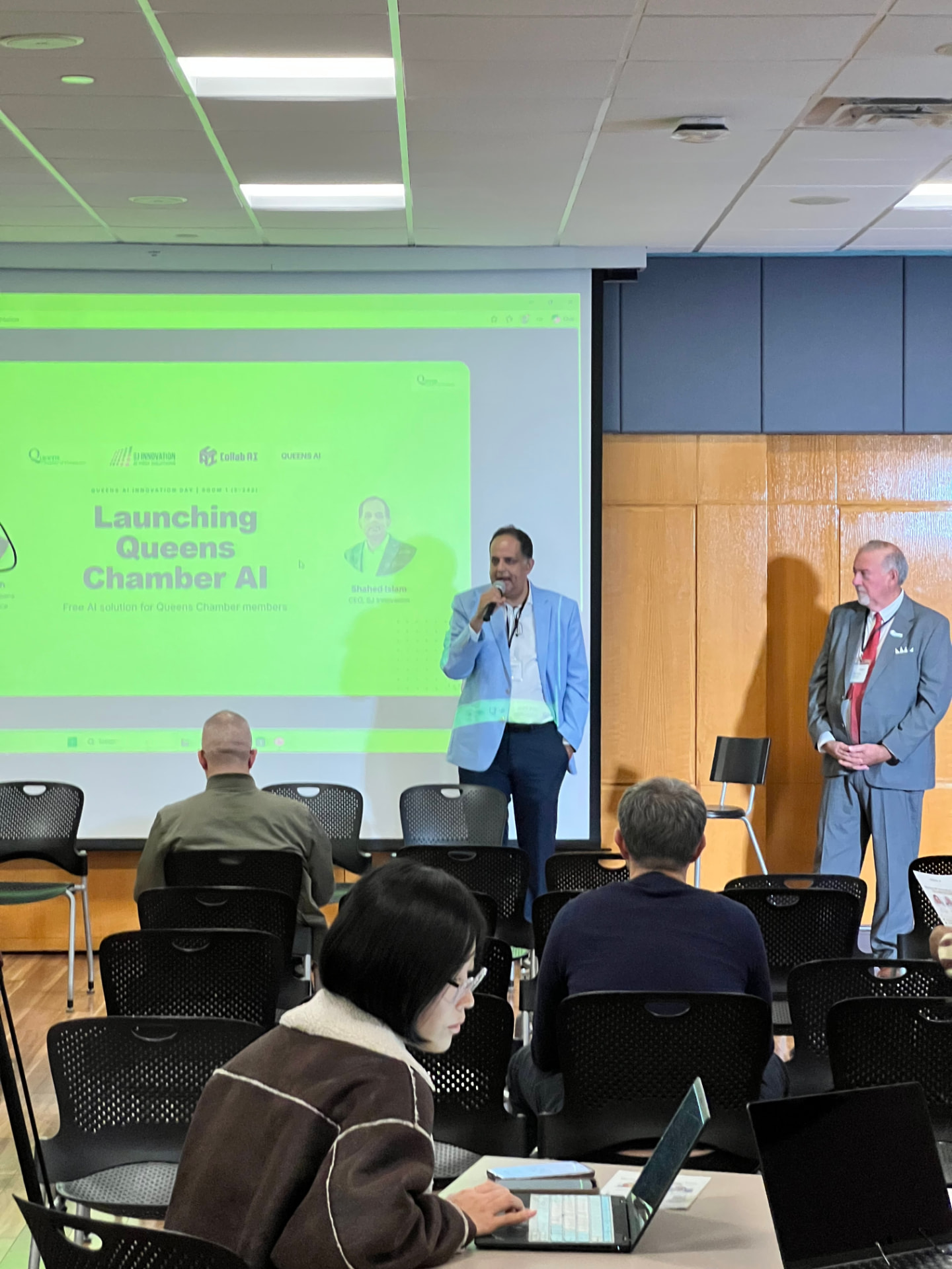 Shahed Islam speaking to business owners at a Queens AI event
